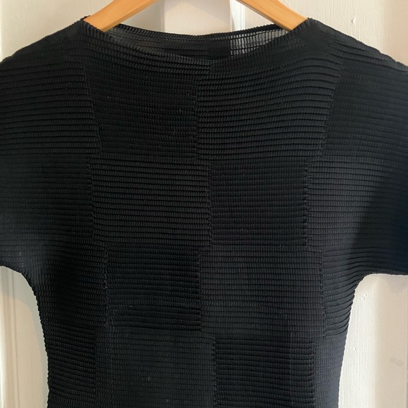 Issey Miyake Black Checkered Pleats Top, size 2 (Small equivalent) - Picture 8 of 9